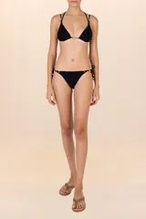 Top de bikini negro con forma triangular, tirantes finos y detalle de cuentas doradas.