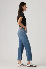 Jeans Levi's modelo Ribcage Straight Ankle, color azul con lavado medio, tiro alto y diseño de pierna recta corta.