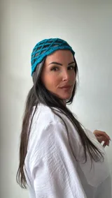 Gorro tipo vincha tejido al crochet, color azul.