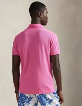 Remera polo de algodón color rosado, corte Custom Slim Fit, manga corta y cuello con botones. Cuenta con el logo bordado en el pecho.