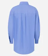 Camisa celeste con rayas verticales blancas, de corte alargado, cuello inglés y mangas largas.