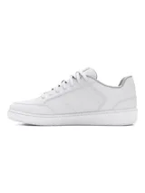 Championes Under Armour modelo Official, de diseño urbano y minimalista en color blanco. Presentan una parte superior de cuero sintético con el logo de la marca en el lateral, cierre de cordones y suela de goma estable.