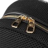 Mochila negra de poliéster con diseño tejido. Tiene acceso con cierre doble, un compartimento principal, un bolsillo interno con cierre y dos bolsillos internos abiertos. Cuenta con correa regulable, herrajes dorados e interior de tela de algodón y poliéster.