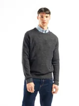 Buzo de punto color verde claro, con cuello redondo y mangas largas.