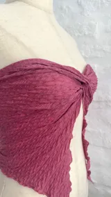 Top color lila con diseño de mariposa y tirantes finos.