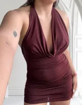 Minivestido de fiesta color bordó con brillos, escote halter con drapeado y espalda descubierta.