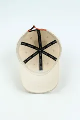 Gorro con visera color gris oscuro, con bordado blanco en el frente y hebilla trasera para ajuste.