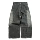 Pantalón de jean negro con efecto prelavado y corte holgado.