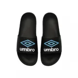 Ojotas tipo slide marca Umbro, color negro con el logo de la marca estampado en celeste y blanco en la banda superior. Poseen plantilla de espuma EVA para mayor amortiguación.