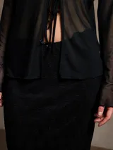 Falda larga negra de encaje con cintura elástica.