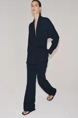 Pantalón de tiro alto confeccionado en mezcla de viscosa, con diseño de pierna recta y detalle de raya planchada frontal. Cuenta con cierre lateral mediante cremallera oculta.