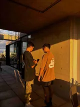 Remerón marrón con estampa geométrica en la espalda.