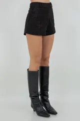 Short negro de gamuza suave con tiro medio y bolsillos laterales.