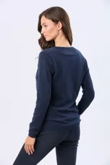 Cardigan clásico azul marino de manga larga, con escote en V y cierre frontal de botones.