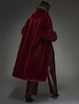 Tapado largo de piel sintética color borgoña, con cuello solapa y bolsillos laterales.