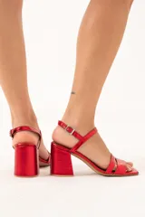 Sandalias rojas de cuero con doble tira delantera, horma cuadrada y ajuste con hebilla.
