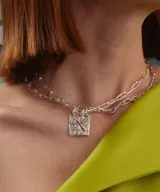 Collar de plata con cadena de eslabones y un dije rectangular texturizado con diseño artesanal.