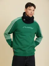 Cuello polar negro con ajuste de cordón y logo de la marca estampado en blanco.