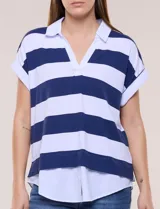 Remera holgada con diseño two-fold que simula efecto superpuesto con una camisa blanca inferior. Presenta cuello polo, escote en V y rayas horizontales beige y blancas.