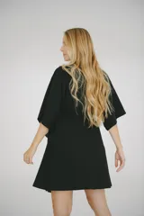 Bata color crema de algodón con lazo para ajustar en la cintura.