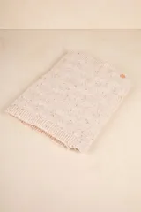 Bufanda rectangular tejida color gris con pequeños puntos de color.