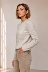 Sweater celeste melange de punto fino con cuello redondo y costuras decorativas frontales.
