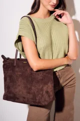 Bolso tipo tote bag grande de gamuza vegana color marrón chocolate, con cierre superior y doble asa de mano en cuero sintético marrón oscuro.