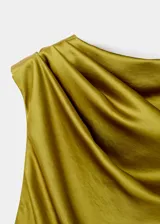 Vestido corto de satén color amarillo, con diseño sin mangas, cuello redondo y detalle de fruncido y nudo en el hombro. Presenta un corte recto y espalda abierta.