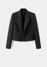 Blazer corto de corte recto con cuello de solapa, cierre frontal de gancho y bolsillos de ribete. Presenta mangas largas con puños abotonados y forro interior.