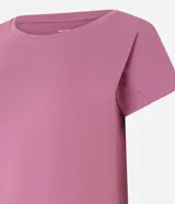 Remera deportiva Get Over de microfibra texturizada color rojo, con mangas cortas, cuello redondo y corte holgado.