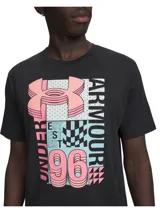 Remera de manga corta Under Armour, color negro, con estampado gráfico frontal retro en tonos rosado, celeste y blanco. Presenta el logo de la marca y el número 96 con diseño tipográfico.