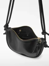 Bandolera mediana de diseño semicircular con textura granulada. Cuenta con un compartimento principal con cierre de cremallera, bolsillo interior con cierre y asa larga tubular ajustable con nudos. Logo grabado en la parte frontal.