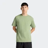 Remera de algodón de corte clásico y cuello redondo, color verde, con logo de la marca bordado en el pecho.