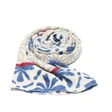 Pashmina de textura suave con estampado geométrico y floral en tonos azules sobre fondo beige, con detalles de líneas rojas en los bordes.
