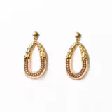 Aros colgantes dorados con forma de lágrima, con cuentas color crema y doradas.