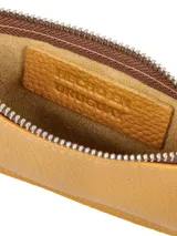 Sobre de cuero color mostaza con cierre superior y correa de mano.