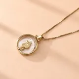 Collar de cadena fina con dije circular de oro 18k que contiene un cristal transparente y un símbolo de medicina en relieve en su interior.