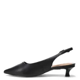 Zapato tipo slingback de cuero color blanco, con punta fina, taco bajo curvo y tira ajustable con hebilla en el talón.