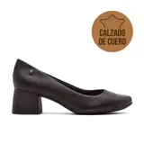 Zapato de cuero color beige con perforaciones, taco cuadrado y detalle de logo dorado en el lateral.