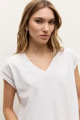 Remera verde oliva con cuello en V, mangas cortas y detalle de vainillas en las costuras de las mangas y el ruedo.