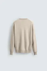 Jersey de punto de cashmere con corte regular fit, cuello redondo y manga larga. Presenta acabados en rib en puños y ruedo.