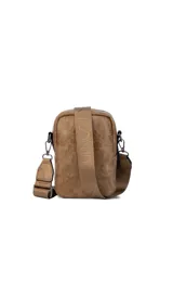 Bandolera morral color verde militar, con cierre metálico principal y cierre frontal. Cuenta con correa de galón gruesa y ajustable.