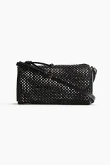 Cartera bandolera chica de color negro, con diseño trenzado y correa larga ajustable.