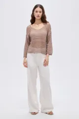 Sweater de algodón color beige, tejido calado, holgado, con escote en V y mangas 3/4.