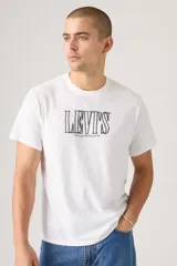 Remera blanca de corte clásico con cuello redondo y logo de Levi's estampado en el pecho.