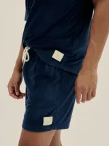 Shorts de toalla celeste con cintura elástica y cordón ajustable.