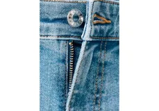 Jeans de denim celestes de corte recto, con tiro medio, bolsillos clásicos y terminación deshilachada en los tobillos.