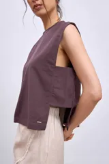 Blusa sin mangas color marrón topo, con cuello redondo y corte recto.