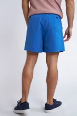 Short de baño color turquesa con cintura elástica y cordón ajustable. Presenta bolsillos laterales y un bolsillo trasero, con el logo de la marca bordado en la parte inferior de la pierna.