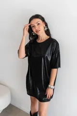 Remerón dorado con textura brillante y mangas cortas.